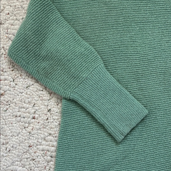 Chelsea & Theodore Green Thick Turtleneck Pullover Sweater with Ribbed Hem - Picture 3 of 8